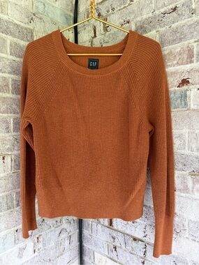 GAP Women's Ribbed Crewneck Sweater - Saddle brown